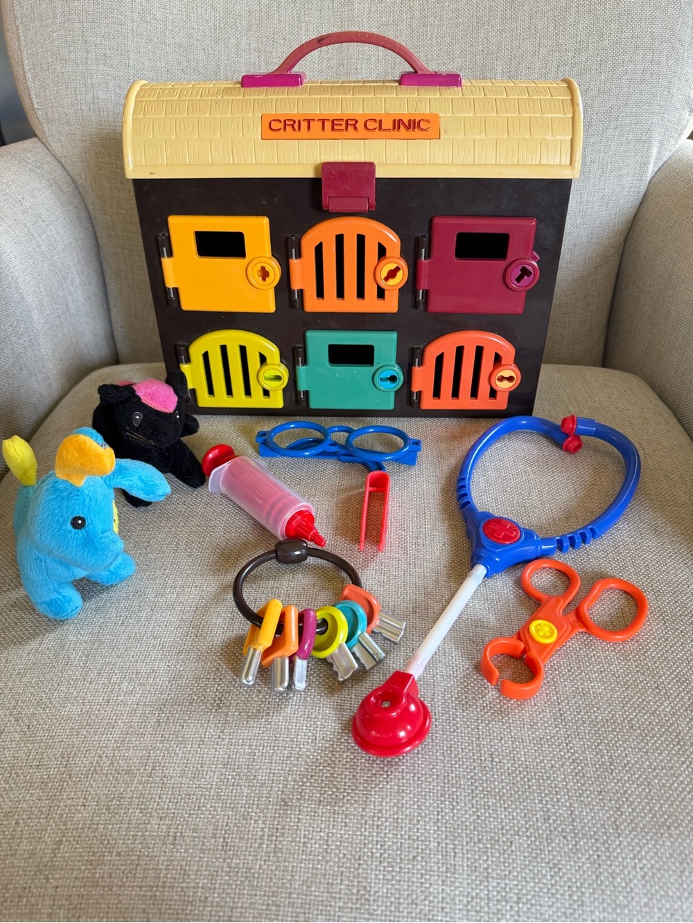 B.Critter Clinic Toy Vet Set Animal Hospital with Keys, Pets  and Accessories